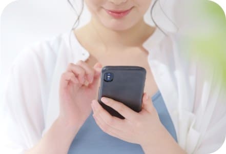 LINEで近況報告するスタッフ