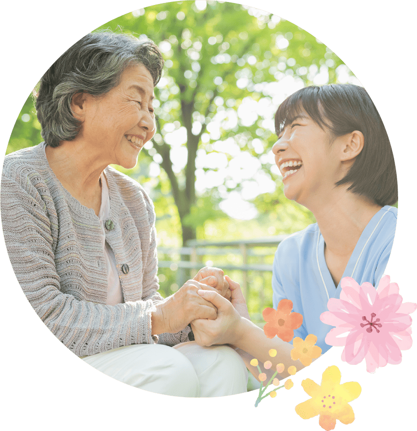 笑顔で語らうご入居者様とスタッフ