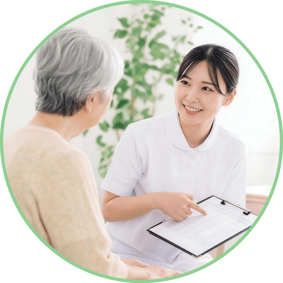健康相談会で利用者様と話すスタッフ
