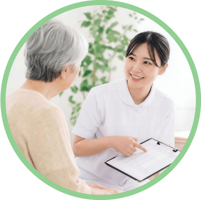 健康相談会で利用者様と話すスタッフ
